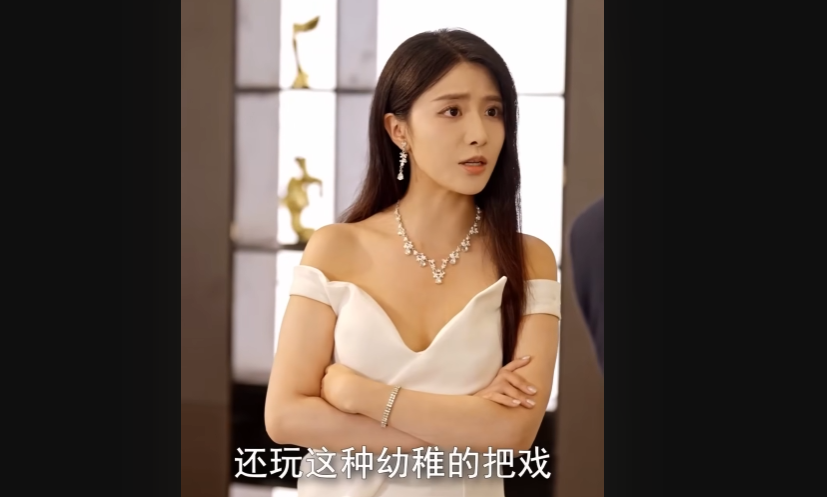中國短劇產業正面臨一場由人工智慧（AI）引發的巨大失業潮。曾經吸納近 200 萬個就業機會的龐大市場，如今卻因 AI 影片生成技術的快速崛起，導致無數演員與幕後工作人員面臨「無戲可拍」的窘境。 圖：翻攝自 ＹＴ 當反派也要卷？