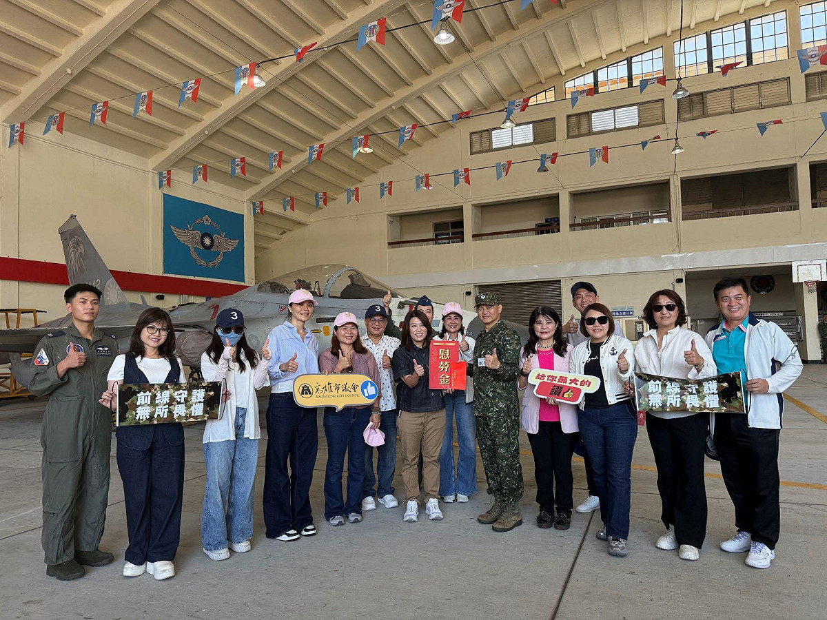高雄市議會勞軍參訪團前往台中清泉崗基地慰問空軍第三戰術戰鬥機聯隊。 圖：高雄市議會/提供