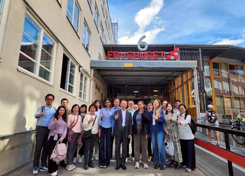 嘉義縣長翁章梁（前右5）日前率縣府團隊赴北歐參訪，首站前往瑞典斯德哥爾摩青年非營利組織Fryshuset交流觀摩，作為未來青年政策與兒少服務重要參考。 圖：嘉義縣政府提供
