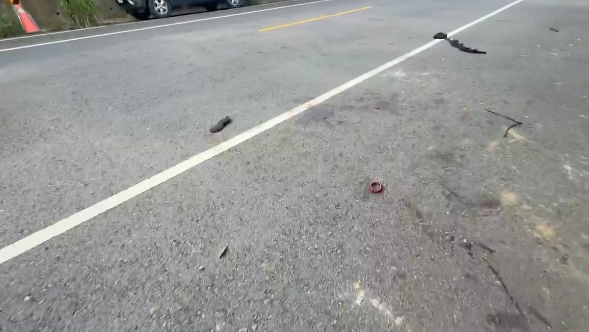 高雄今日凌晨發生擄人事件，鄭姓男子遭帶走後跳車逃離。 圖：翻攝畫面