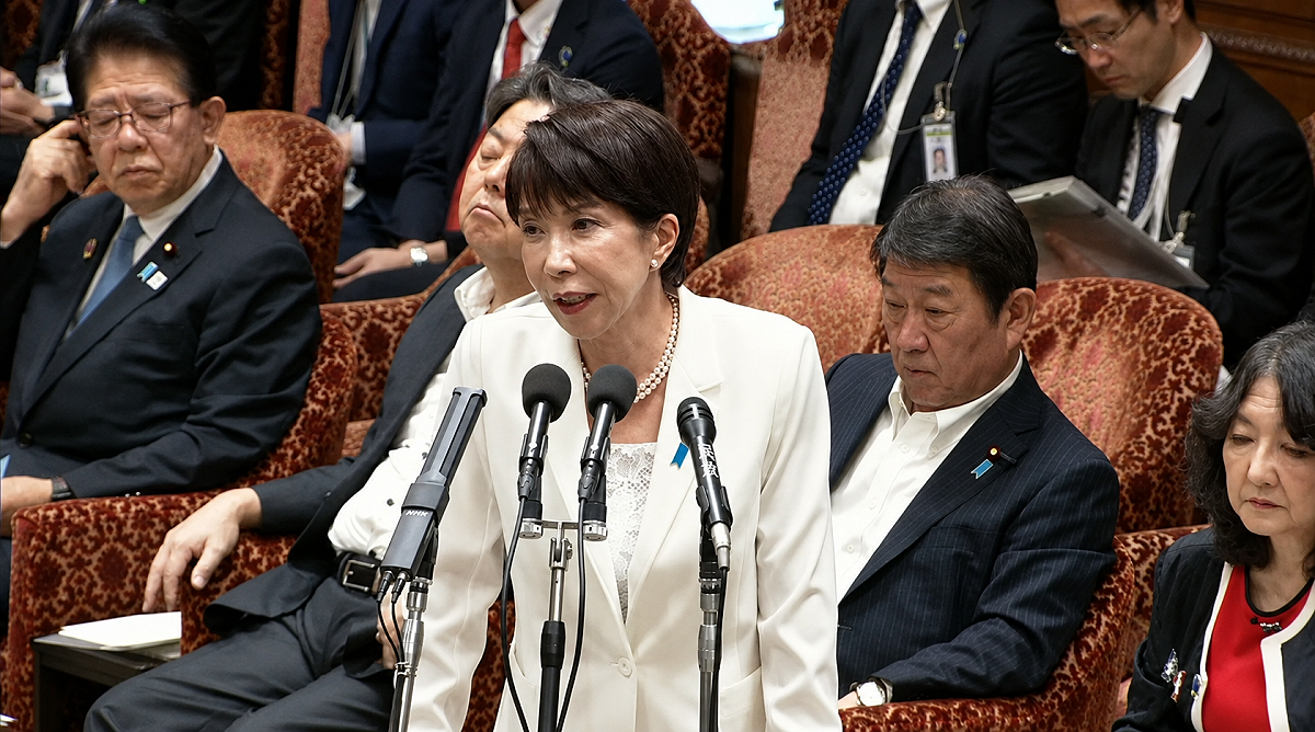 日本首相高市早苗22日在眾議院預算委員會表示，調降食品飲料消費稅僅限於2年，而時間一到將恢復原先稅率。 圖：翻攝立憲民主党 国会情報YT