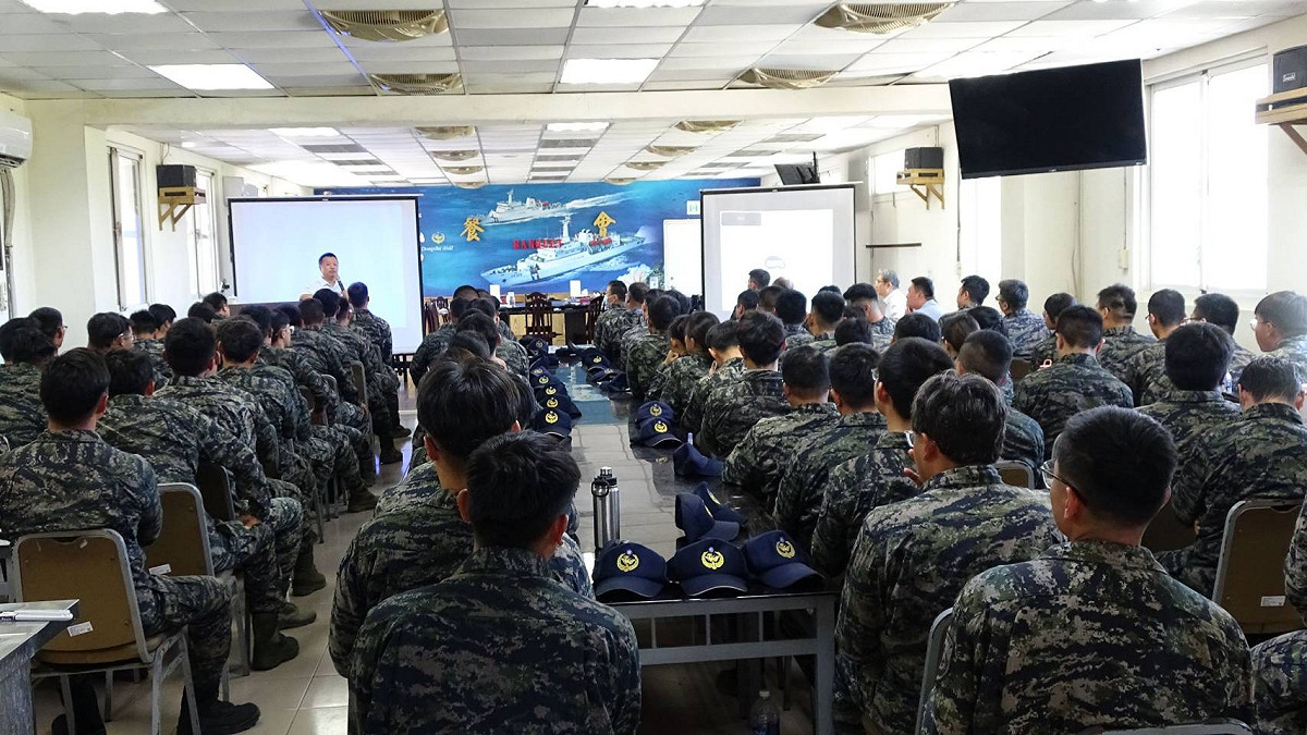 海巡署組成廉政關懷服務團隊，於6月23日至25日由政風室主任張友寧率隊，啟航前往位於南海之國境前線「東沙島」，登島向第一線海巡人員進行法治教育。 圖：海巡署提供