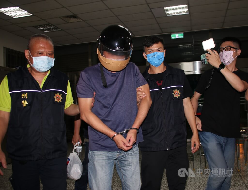 南投縣康建生技槍擊案釀4死1傷，凶手李鴻淵（左2）被判死刑。（中央社檔案照片）