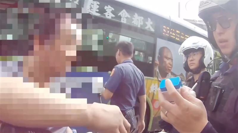 老翁一大早毒駕上路，眼尖員警攔查送辦。 圖：翻攝畫面