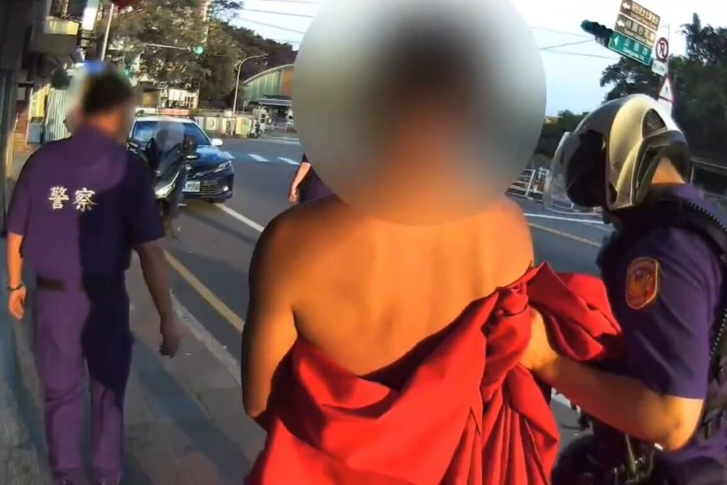 桃園市一處超商23日晚間發生男子赤裸砸店事件，警方獲報到場控制林姓男子，並在隨身塑膠袋內查獲安非他命及吸食器。（桃園市警局桃園分局提供）中央社記者吳睿騏桃園傳真　115年6月24日