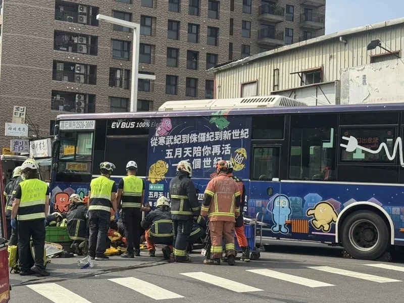 新北市西門街、北門街口發生公車輾斃婦人，死者為新北市議員參選人周韋翰的母親。 圖：翻攝畫面