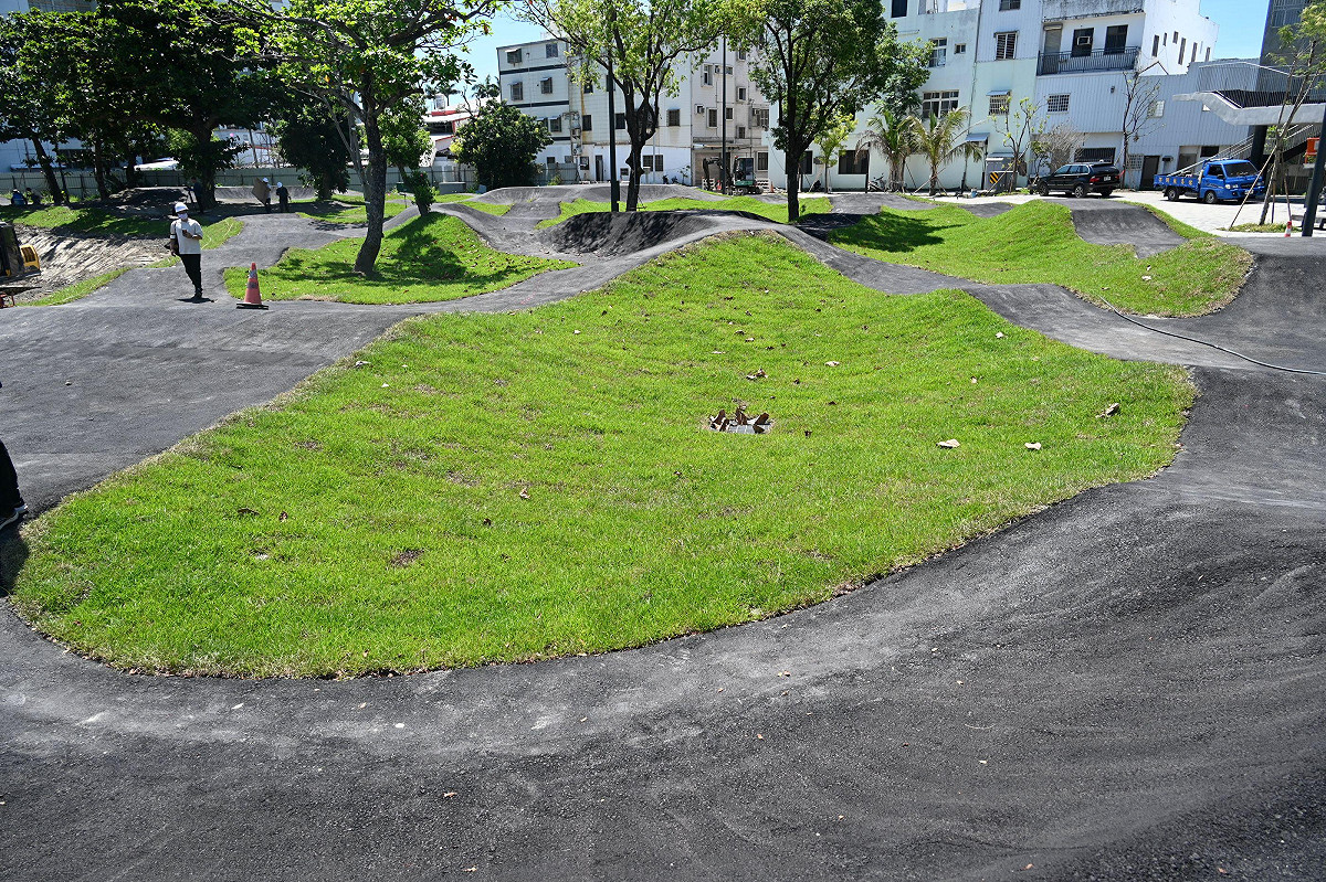 台東極限運動公園內的「Pump Track 輪狀車賽道」將配合台東博覽會，於7月3日正式開放民眾搶先體驗。 圖：台東縣政府／提供