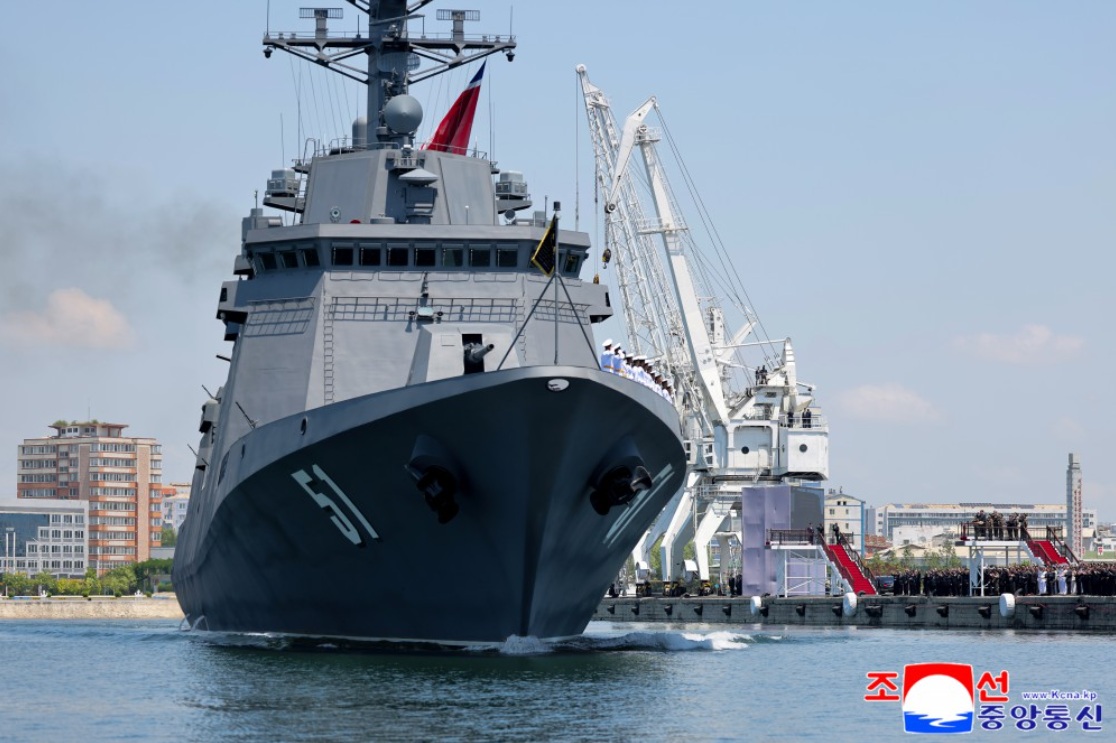 北韓首艘自行建造的5000噸級多用途驅逐艦「崔賢號」（舷號51）23日正式加入朝鮮人民軍海軍西海艦隊服役。 圖：翻攝朝中社