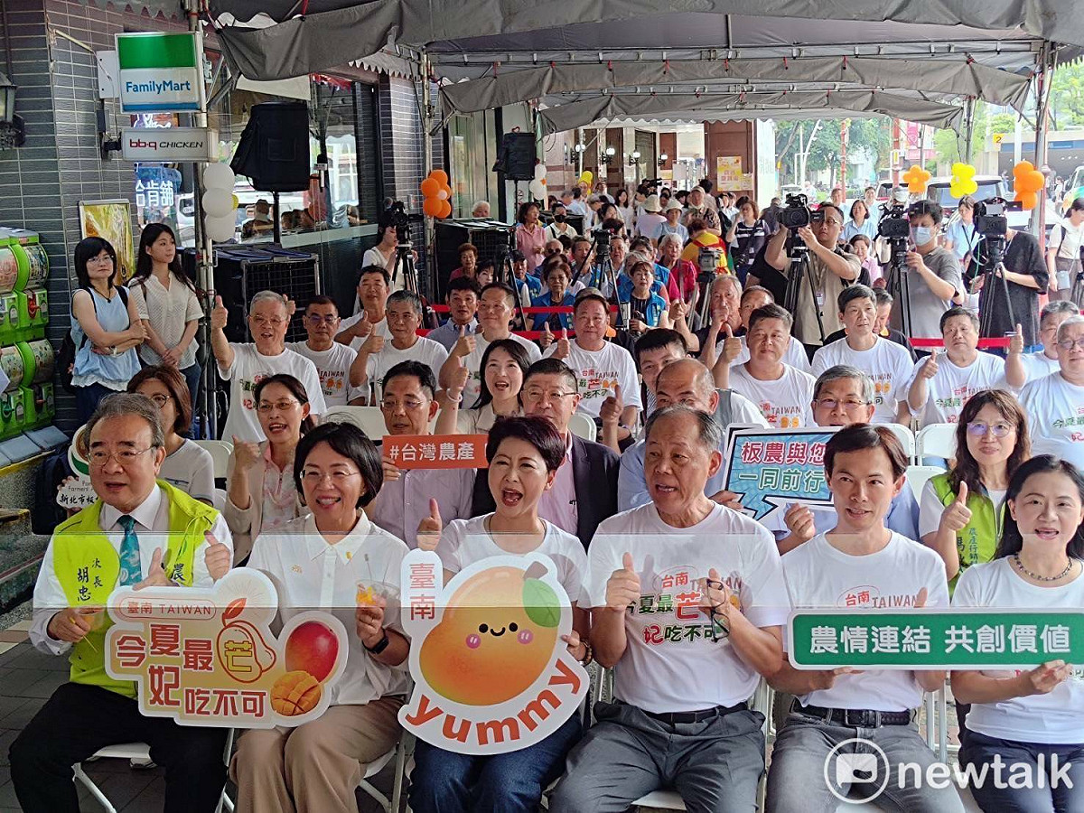 立法委員陳亭妃特別發起南北跨縣市行銷，她帶領台南芒果六大產區農會及合作社，和立委蘇巧慧攜手新北市板橋區農會，在全台指標性的黃金通路「板農活力超市」廣場前，盛大舉辦「今夏最芒 妃吃不可」台南芒果展售活動。 圖：陳亭妃服務處提供