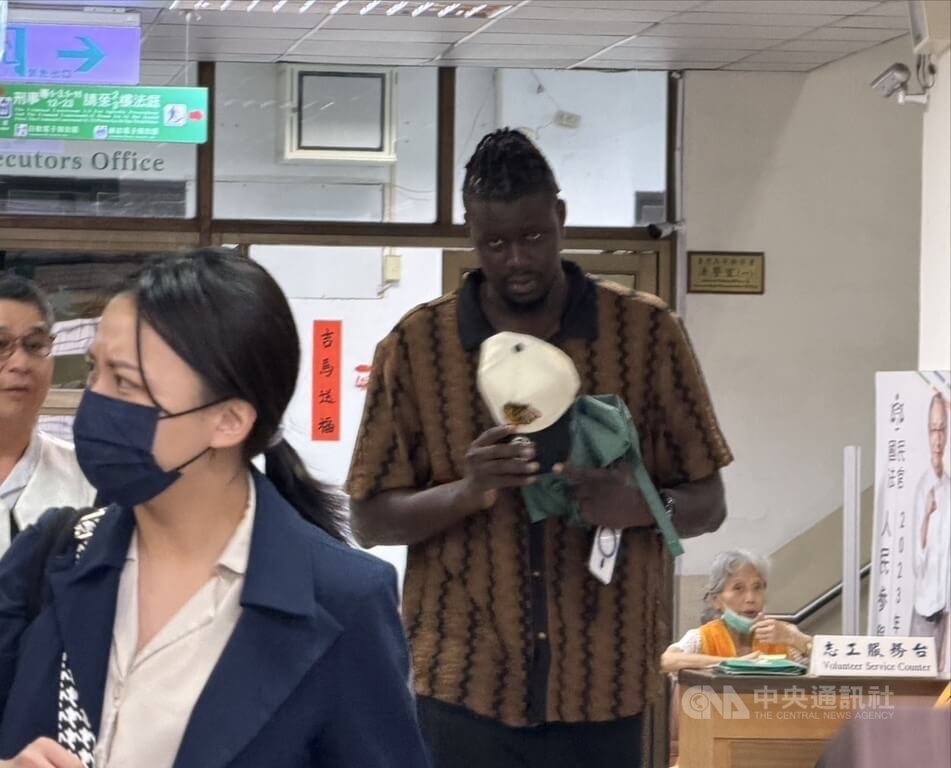 前SBL裕隆籃球隊員斑霸（後）等人涉簽賭打假球案，二審台灣高等法院24日開庭，班霸否認犯罪並稱不懂簽賭，請求解除限制出境。中央社記者劉世怡攝　115年6月24日