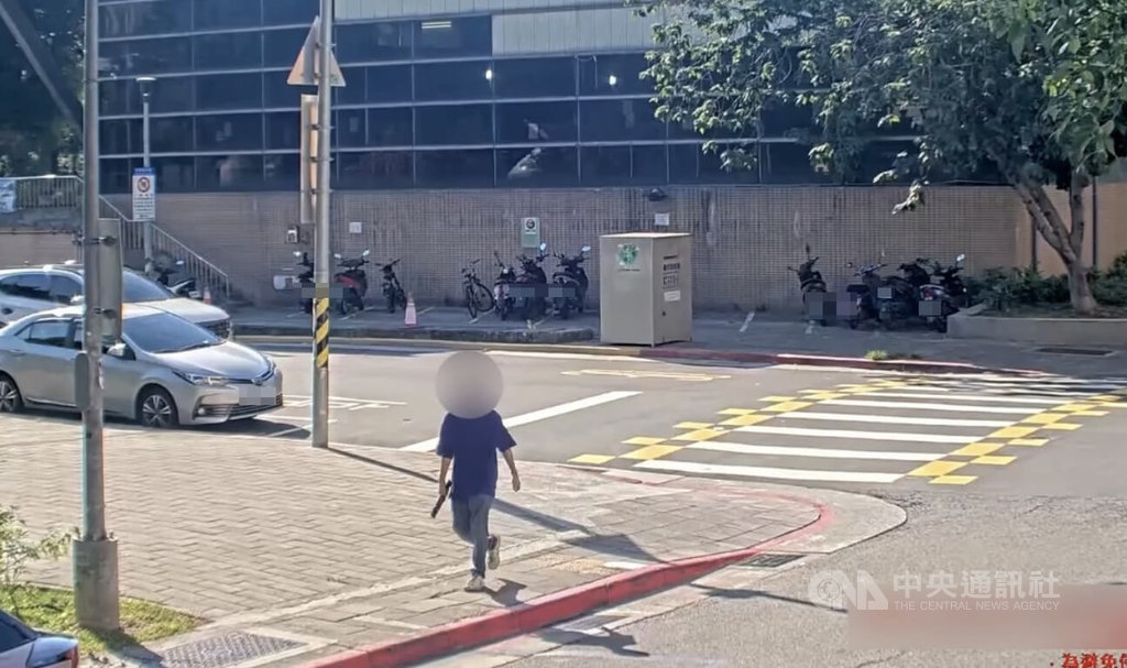 台北市士林區街頭24日出現一名手持雙刀遊走的男子，警方獲報循線查獲涉案黃姓男子，並在黃男住家中發現毒品愷他命研磨器。（翻攝照片）中央社記者黃麗芸傳真　115年6月24日 圖：中央社提供
