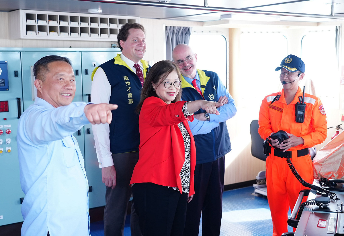 管碧玲(中)邀AIT處長谷立言(右二)於2026年1月30日登海巡署雲林艦，彰顯台美安全戰略及印太和平鎖鏈。 圖：海洋委員會/提供
