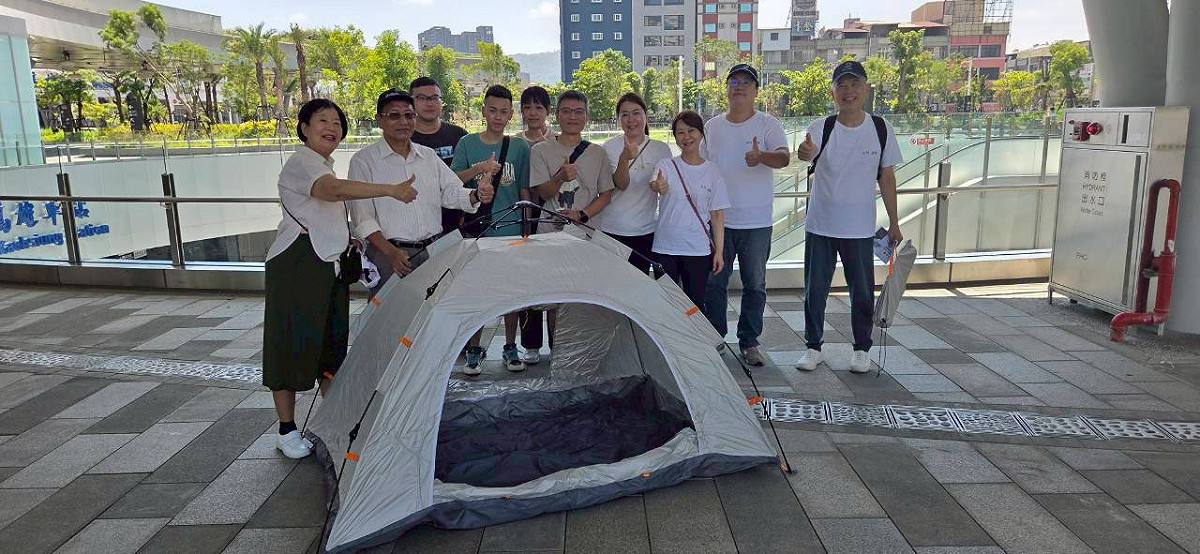 高雄市安潔愛心慈善協會於高雄車站舉辦第二場贈帳行動，為無家者提供遮風避雨的空間。 圖：高雄市安潔愛心慈善協會/提供