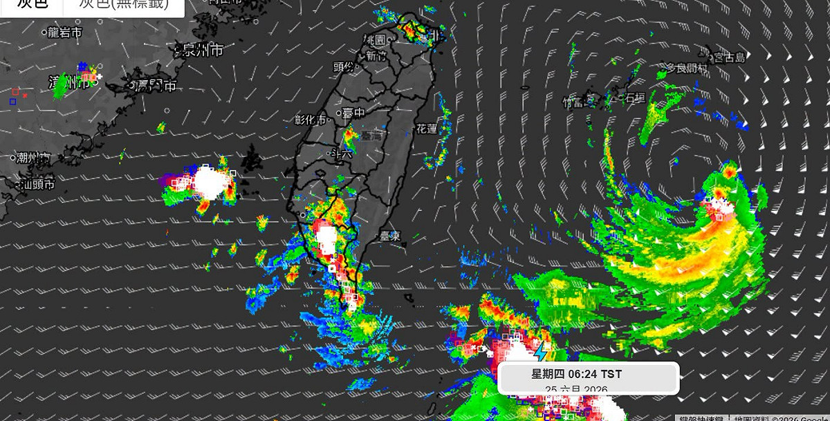 米克拉颱風造成西南風增強，迎風面的南部地區配合夜間陸風輻合，屏東降下大豪雨。 圖：吳聖宇臉書