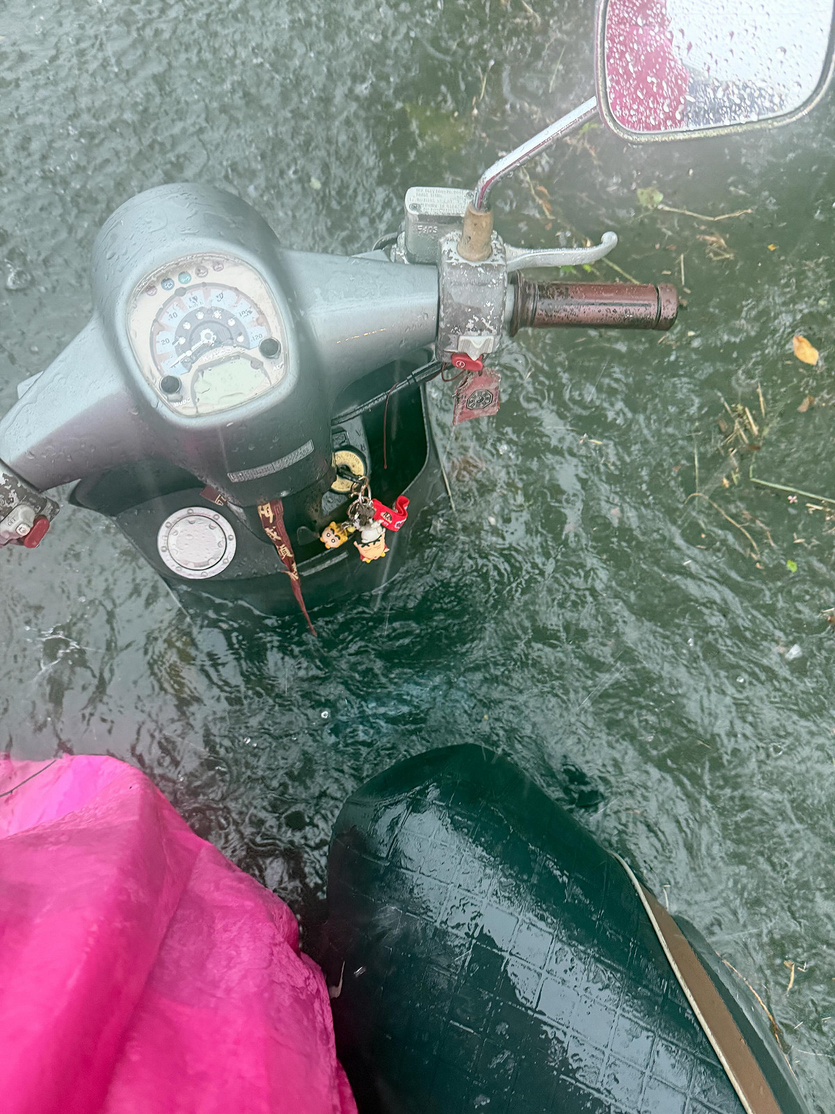 民眾在出門時受到大雨侵襲，機身一半都泡在水裡，誇張畫面一經上傳立刻引發討論。 圖：翻攝自Threads@_yu221