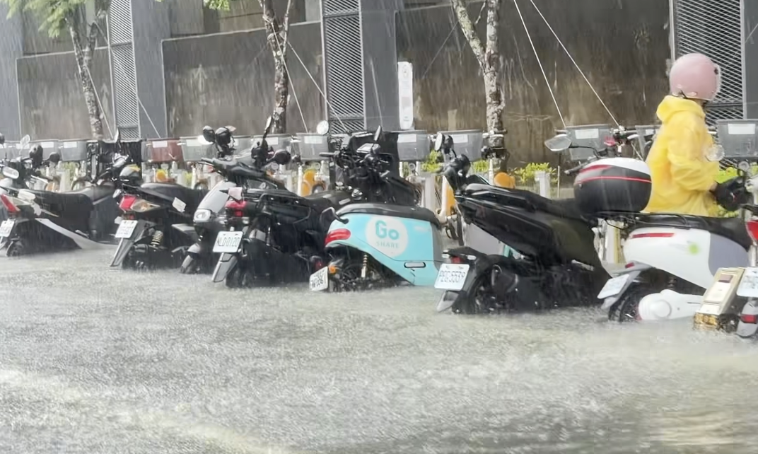 北部今天大雨，多處淹水。 圖：翻攝自高嘉瑜臉書