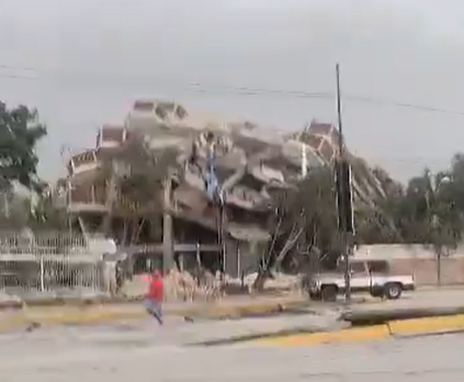 委內瑞拉7.5強烈地震，街道旁的建築物全部倒塌，畫面震驚。 圖：翻攝自X