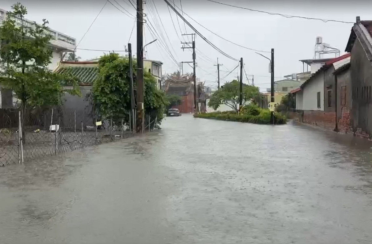屏東縣多處淹水，長治鄉道路變小河。 圖：屏東縣政府提供