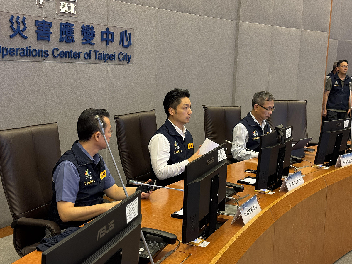 因應今早強降雨，台北市長蔣萬安進駐災害應變中心召開工作會議。 圖：台北市政府 / 提供