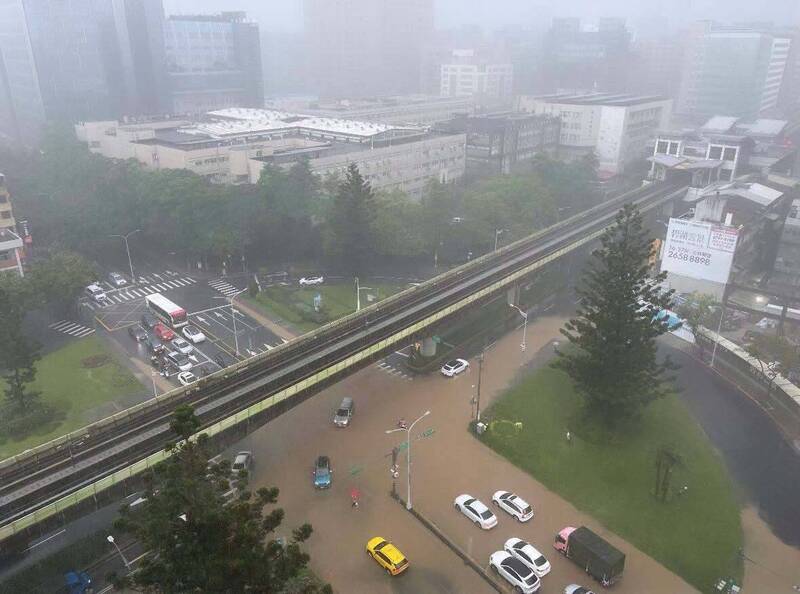高嘉瑜要求台北市政府應該檢討並立刻調查雨量及排水容量對照資料、檢視內湖排水系統等。 圖：翻攝高嘉瑜臉書