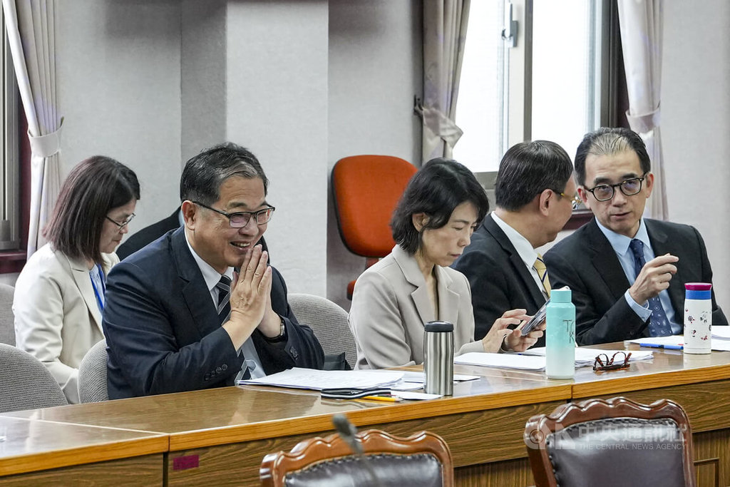 立法院司法及法制委員會25日邀請司法院、考試院、監察院、法務部等機關就「我國憲政機關、獨立機關首長代理制度之現況與精進」進行專題報告並備質詢，法務部長鄭銘謙（前左）列席，會前合十向與會者致意。中央社記者鄭清元攝　115年6月25日