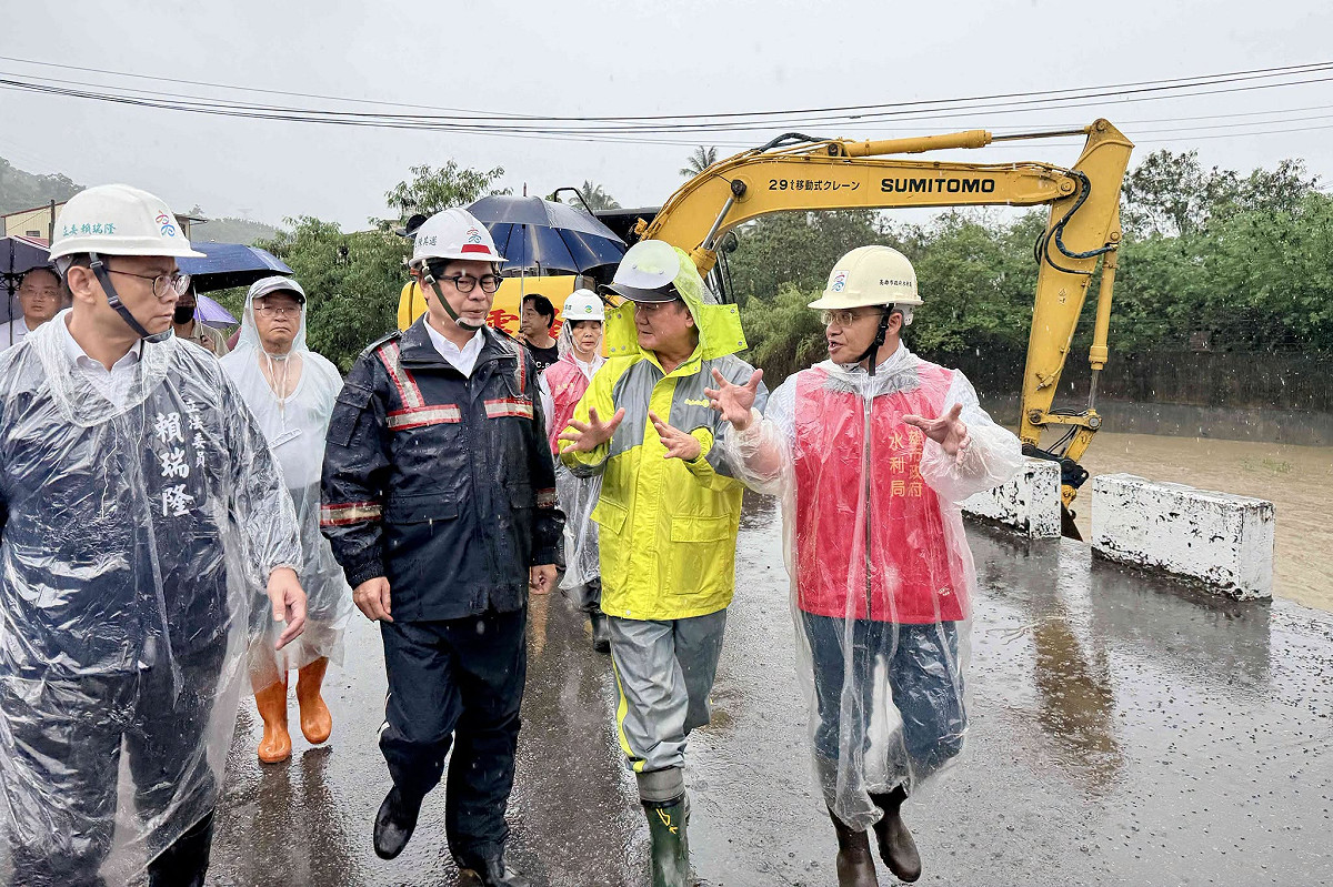 豪雨狂炸高雄！陳其邁急赴旗山視察，里長說抽水改善、水位降逾九成。 圖：陳其邁臉書