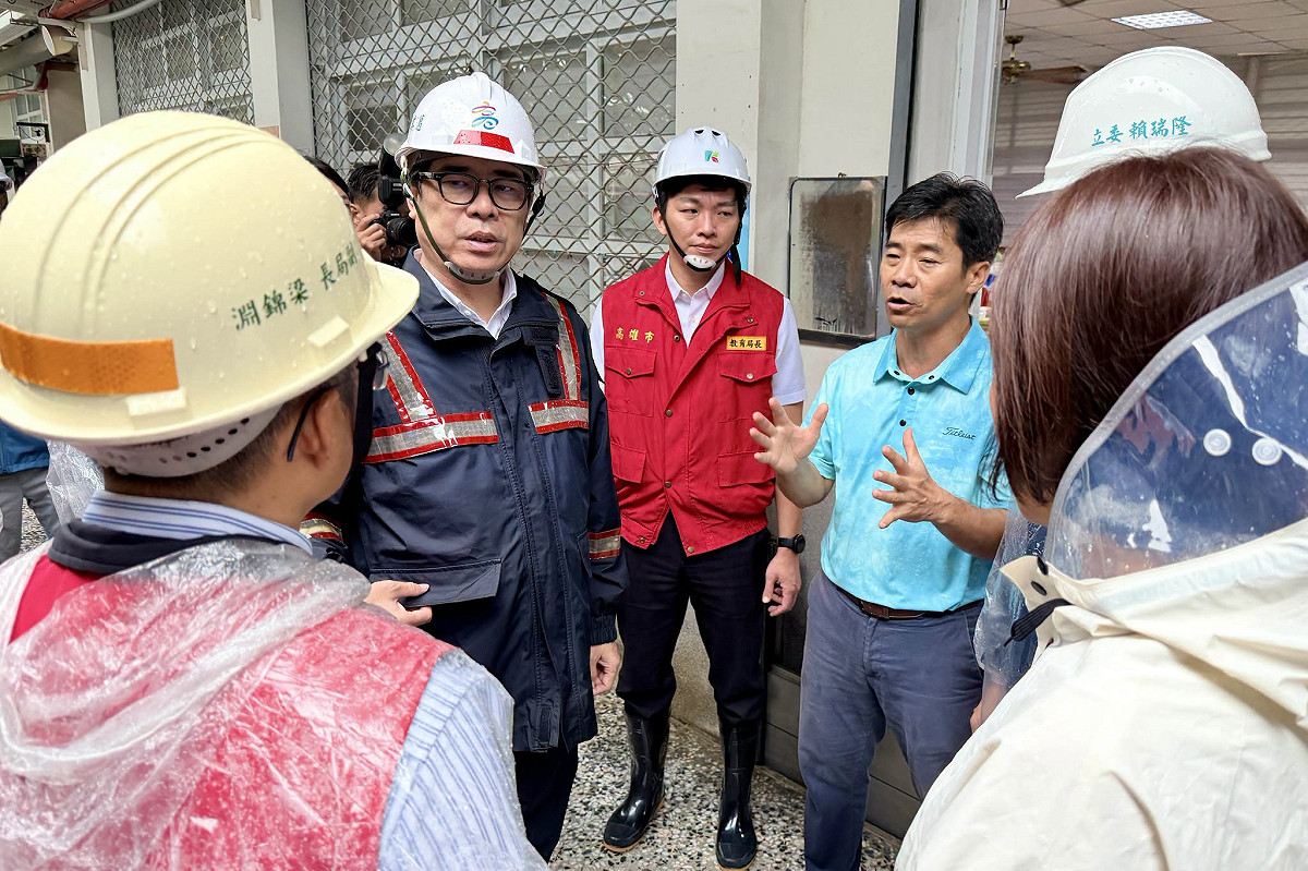 陳其邁因應豪大雨，前往旗山等地視察，聽取簡報。 圖：陳其邁臉書