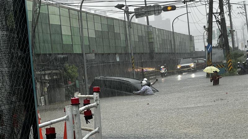 強降雨導致汐止多處淹水，休旅車強闖涵洞幾乎滅頂。 圖：翻攝畫面