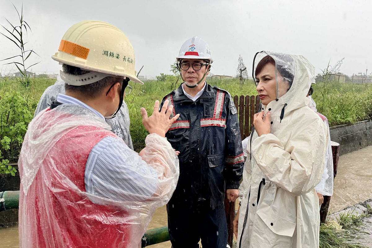 陳其邁與邱議瑩視察美龍濃災區。 圖：陳其邁臉書