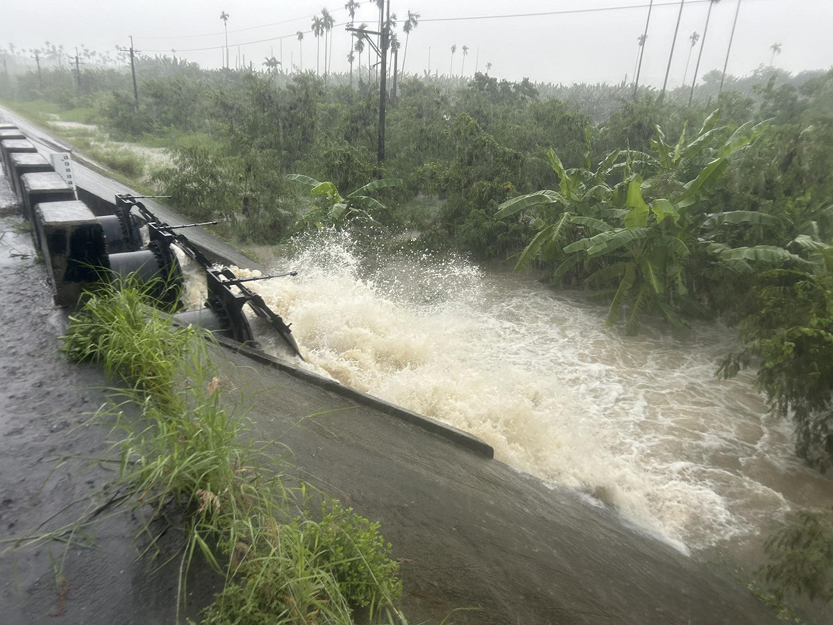 因應瞬間強降雨影響，旗山等地區抽水站全力應變持續運作。 圖：高雄市水利局/提供