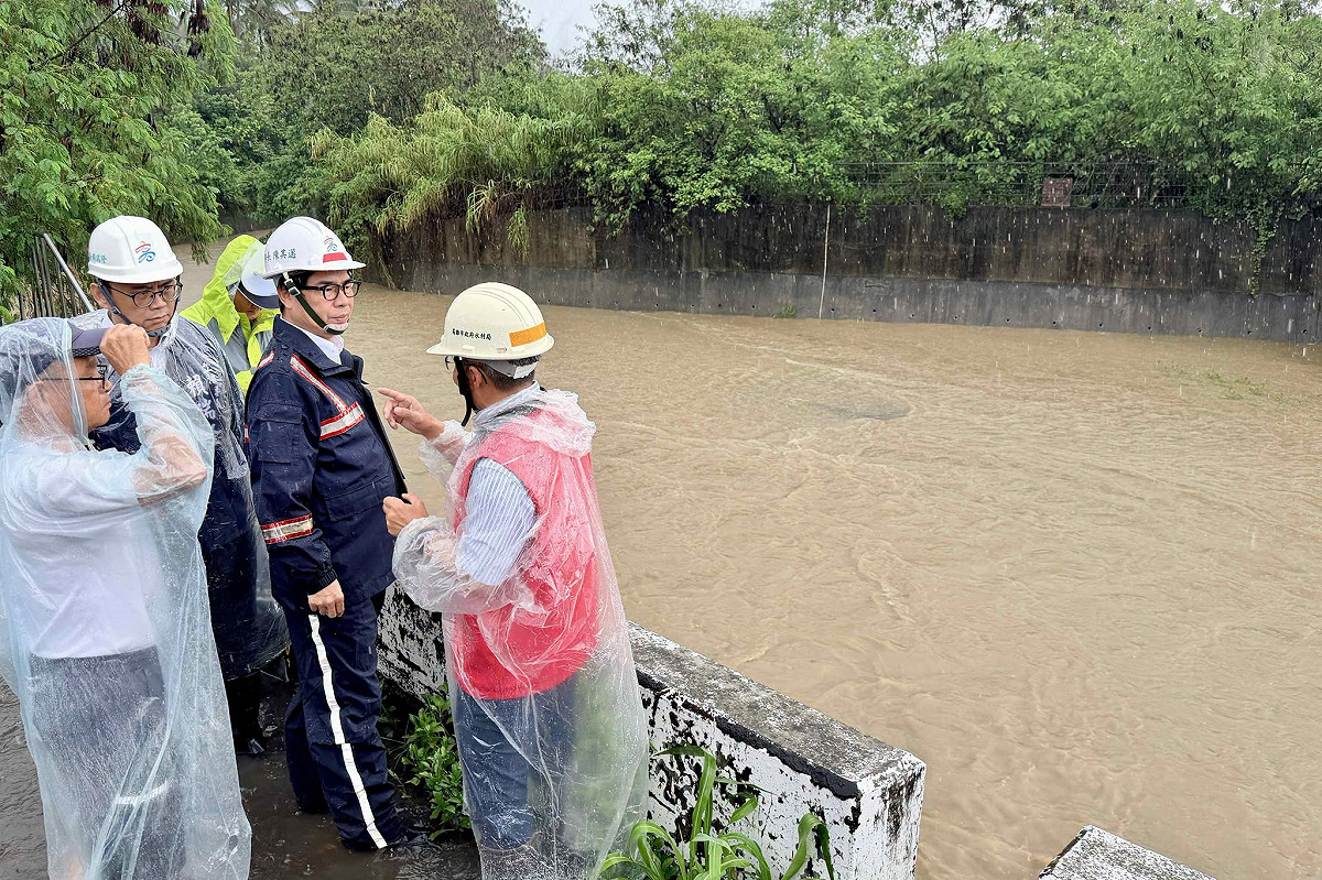 陳其邁視察旗山豪雨災情，啟動「0625豪雨災害應變中心」三級開設應變中心。 圖：陳其邁臉書
