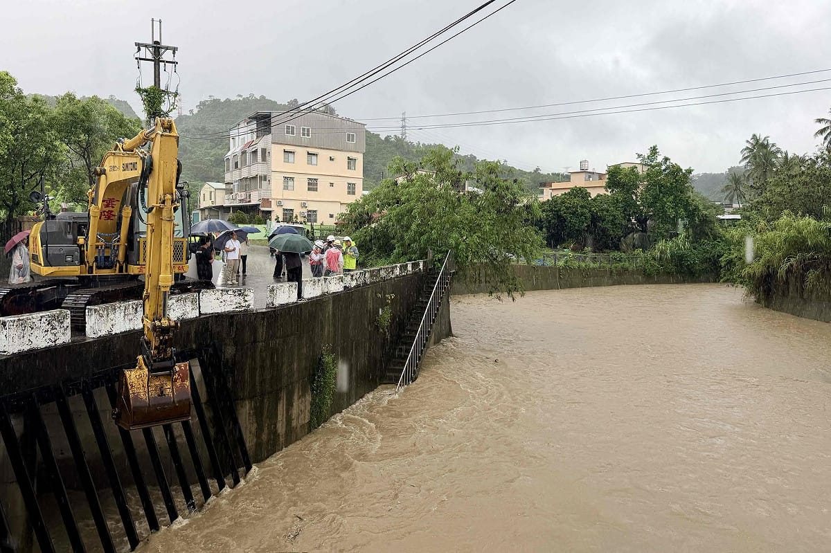陳其邁視察旗山豪雨災情。 圖：陳其邁臉書