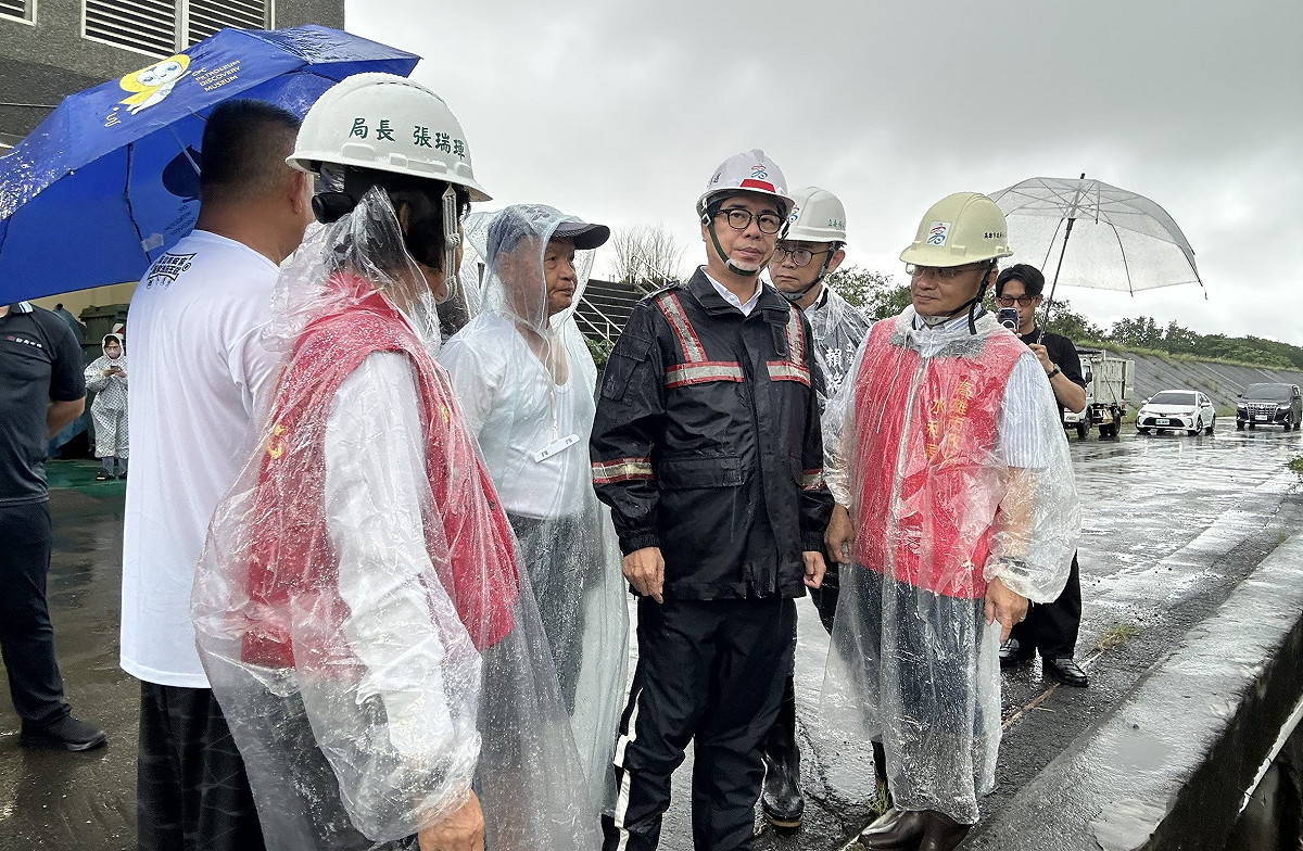 陳其邁(前排右二)視察旗山區溪洲、鯤州抽水站。 圖：高雄水利局/提供