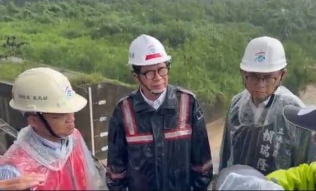 賴瑞隆(右)第一時間與陳其邁(中)視察旗山溪洲及鯤洲抽水站運作及水情狀況。 圖：賴瑞隆辦公室/提供