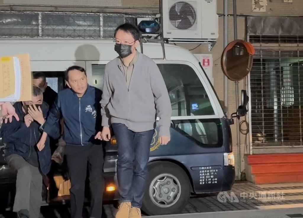新北地檢署偵辦愛爾麗診所偷拍案，25日起訴總裁常如山等7人。圖為5月7日凌晨，特助張元齡（右起）、常如山、設備商謝金亨移送至新北地院等候開庭。中央社記者曹亞沿攝　115年6月25日