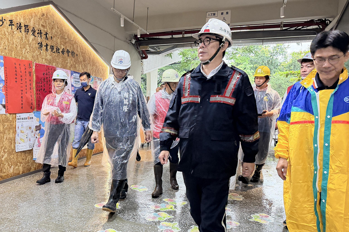 陳其邁(前排右二)第一時間前往旗山、美濃地區勘查校園災情。 圖：高雄市教育局/提供