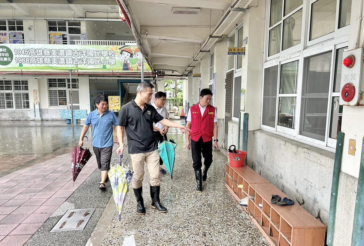 吳立森(右一)第一時間前往旗山、美濃地區勘查校園災情。 圖：高雄市教育局/提供