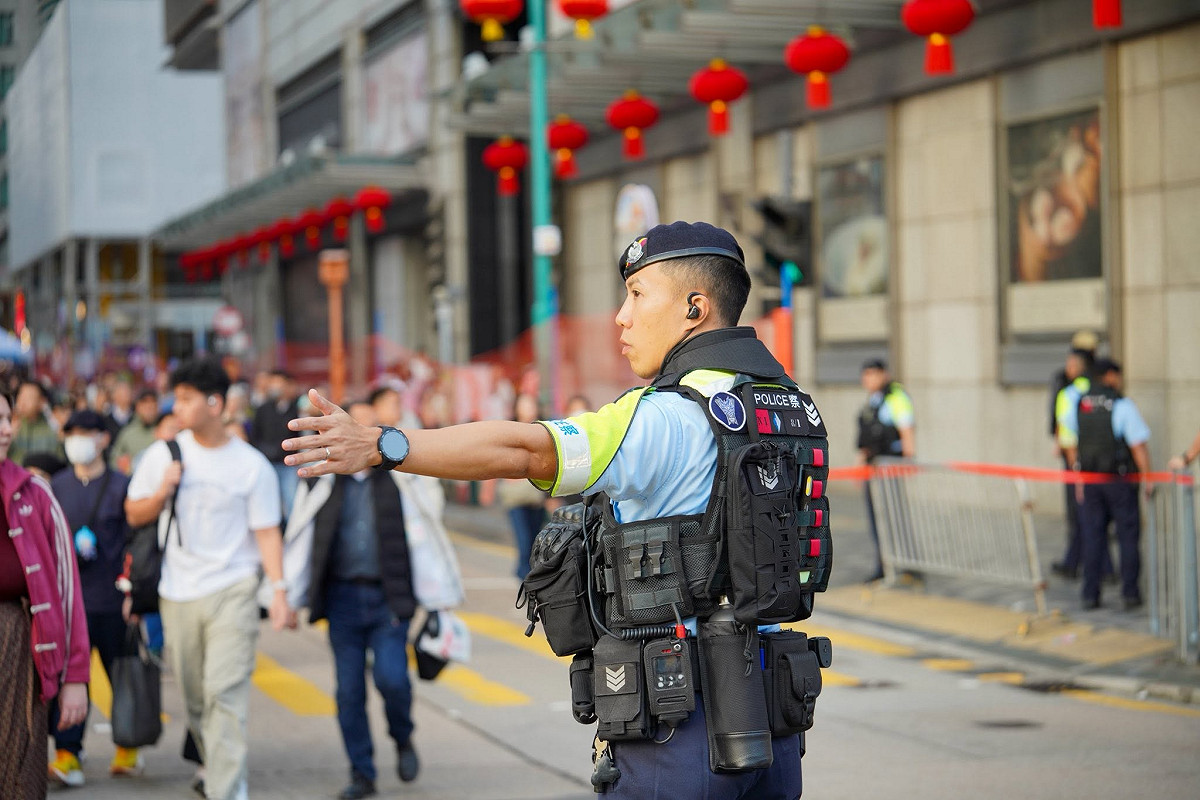 香港警務處25日證實，有2名書店店員因觸犯《國安條例》遭到逮捕。（港警示意圖） 圖：翻攝香港警察臉書