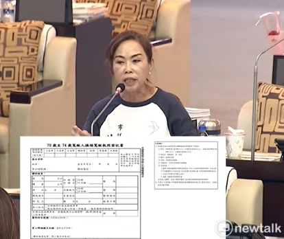國民黨議員林美燕等人指出，老人換照的亂象，根本就是複製當初的老人換牙補助亂象一樣，民怨爆增，政策說變就變，地方政府根本來不及接招，沒有便民的健檢診所，跟監理站配合上課的地點不足，造成老人恐懼不安，建議台南市府動用二備金，讓更多診所加入健檢行列，也期望37區都有一站式服務。 圖：國民黨團提供