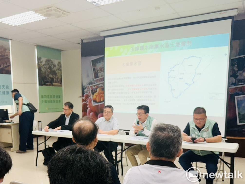 立法委員郭國文邀集經濟部水利署、台灣自來水公司、國土管理署及南市府召開座談會，宣布玉峰攔河堰集水區將由第一級環境敏感地區調整為第二級環境敏感地區，朝縮編方向推動，為台南山區發展迎來重要契機。 圖：郭國文服務處提供