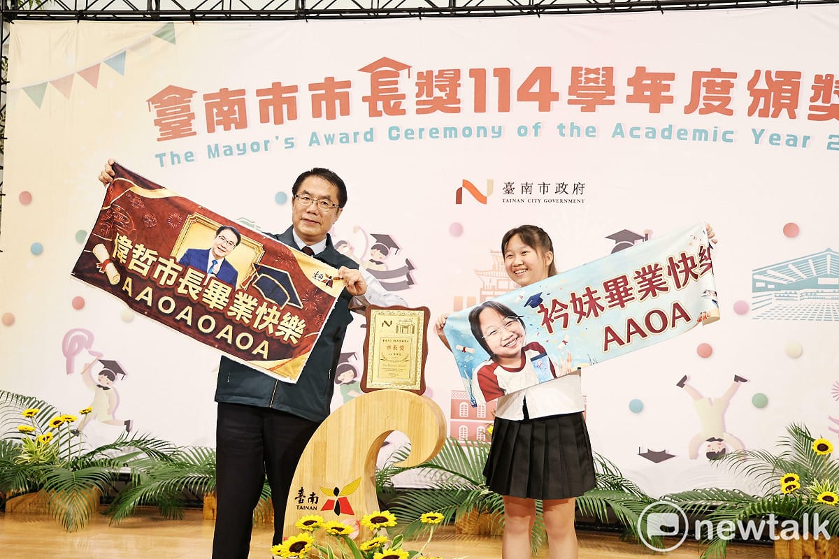 台南市政府今日舉辦市長獎頒獎典禮，由於黃偉哲任期也將在年底屆滿，今年典禮以「市長畢業趴」為主題，現場設置拍照背板及驚喜紀念禮物，也有不少學生帶來親手製作要送市長的畢業禮物，包括寫有「偉哲市長畢業快樂」的小布條以及書法作品等，讓黃偉哲相當感動。 圖：台南市政府提供