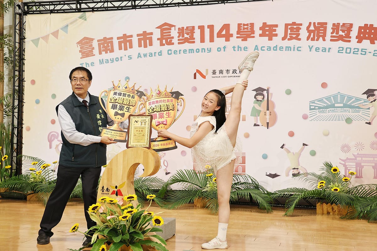 台南市政府今日舉辦市長獎頒獎典禮，由於黃偉哲任期也將在年底屆滿，今年典禮以「市長畢業趴」為主題，現場設置拍照背板及驚喜紀念禮物，也有不少學生帶來親手製作要送市長的畢業禮物，包括寫有「偉哲市長畢業快樂」的小布條以及書法作品等，讓黃偉哲相當感動。 圖：台南市政府提供