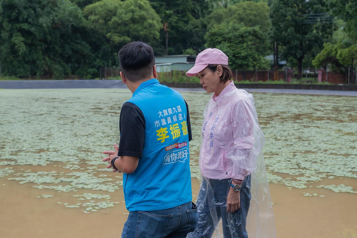 柯志恩(右)希望各界暫時放下選舉與政治盤算，將高雄市民的安全、生活與災後復原擺在第一位，讓城市早日恢復正常運作。 圖：柯志恩競辦/提供
