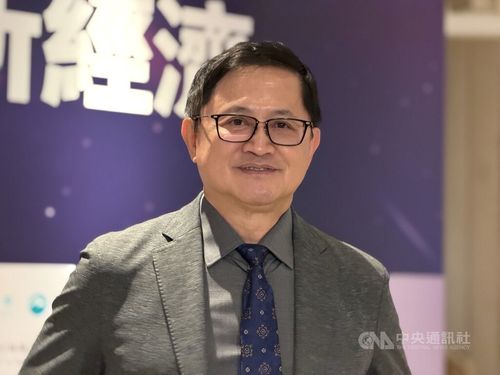 代工廠和碩董事長童子賢25日出席「台灣大未來」國際高峰會接受媒體採訪，被問及蘋果產品下半年可能漲價時表示，目前科技產業鏈有「M型化」傾向，從零組件到系統，越貴的越有人買，漲價幅度比精品還凶。中央社記者吳家豪攝　115年6月25日 圖：中央社提供