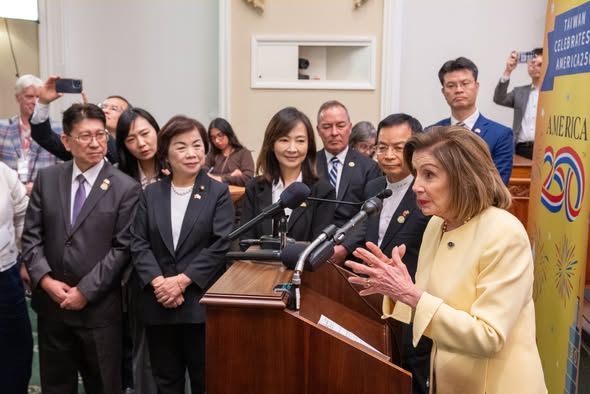 美國前聯邦眾議院議長裴洛西（右1）。 圖：翻攝郭昱晴臉書