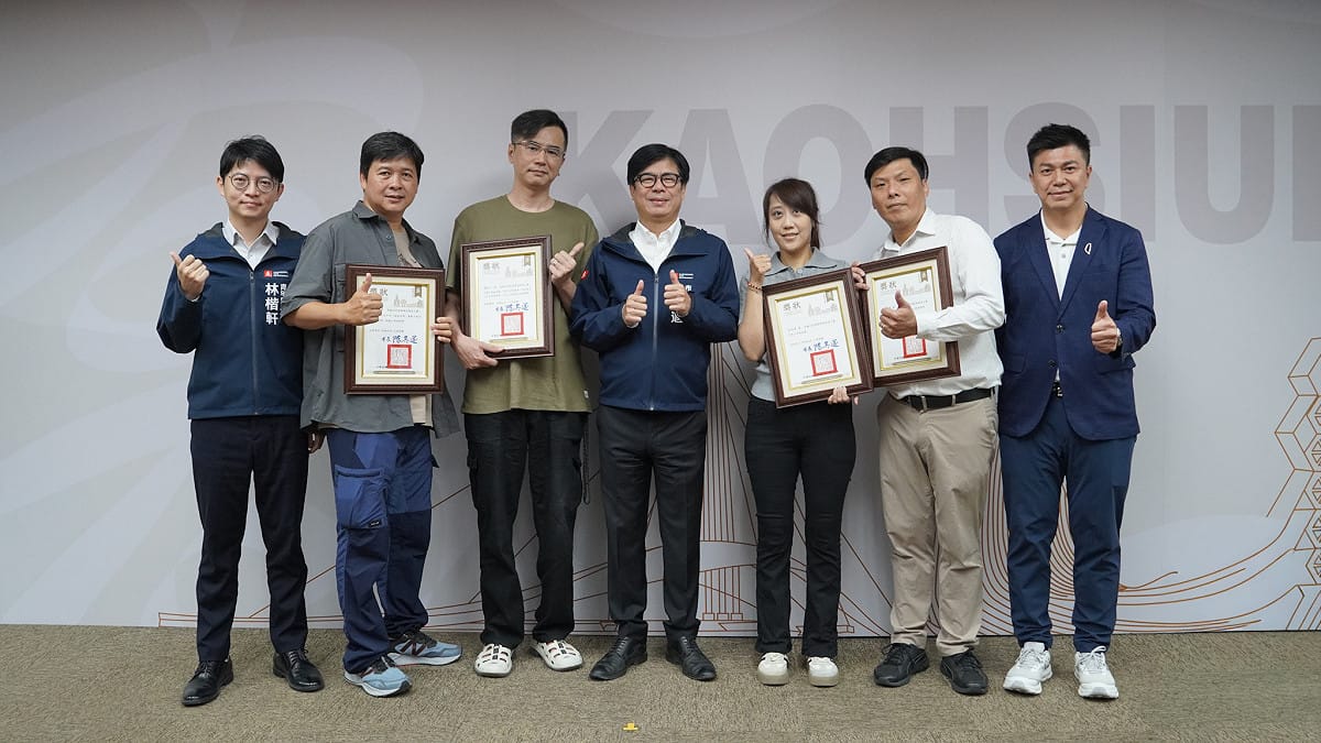 匈牙利莫雄堡國際模型大賽大放異彩的4位模型職人，在林楷軒(左一)陪同下接受陳其邁(中)公開表揚。 圖：高雄市青年局/提供