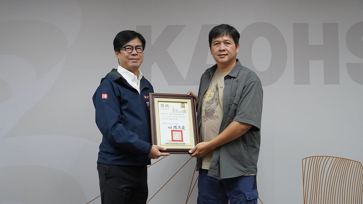 陳其邁(左)肯定MosonShow抱回2金、1銅的蔣右華(右)展現台灣模型職人的專業實力。 圖：高雄市青年局/提供