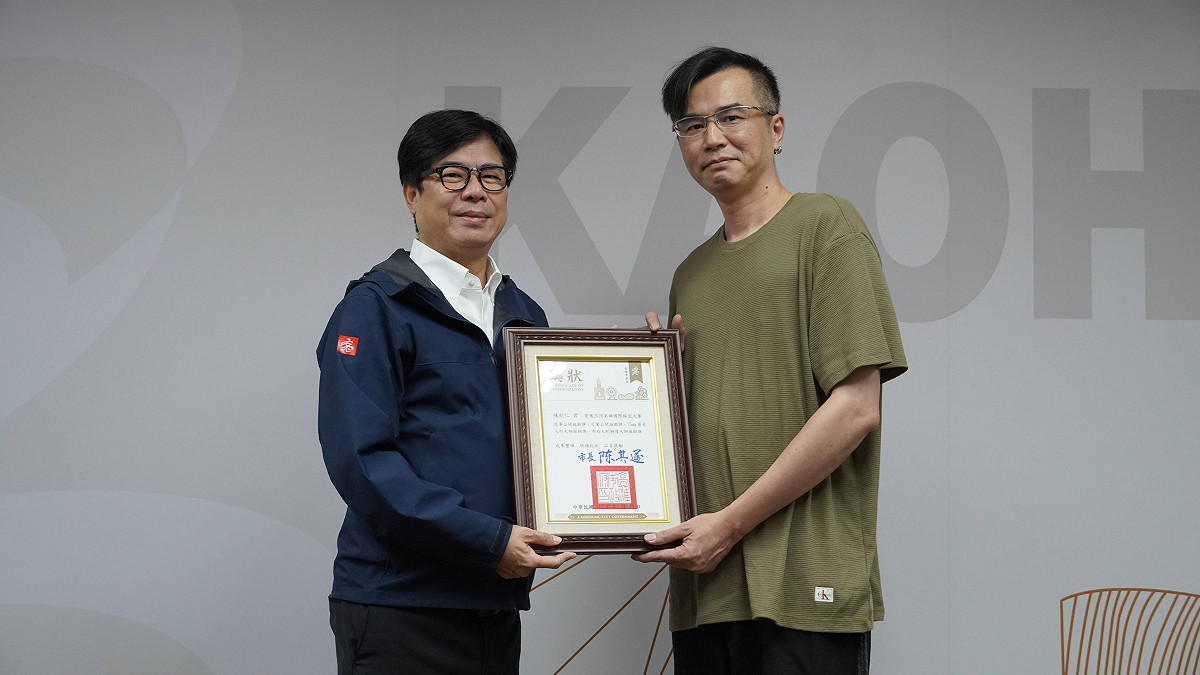 陳其邁(左)表揚MosonShow拿下1銀、3銅的陳則仁在人形模型創作領域的卓越表現。 圖：高雄市青年局/提供
