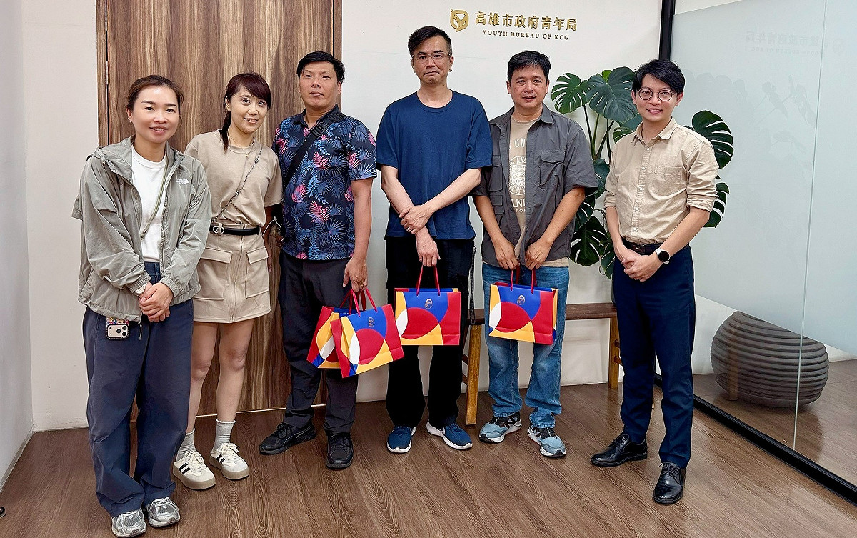 林楷軒(右一)接見在第28屆匈牙利莫雄堡國際模型大賽為國爭光的高雄模型職人徐淑倩(左二)、蔡沛緯(左三)、陳則仁(右三)及蔣右華(右二)，定其長年投入模型創作的專業實力。 圖：高雄市青年局/提供