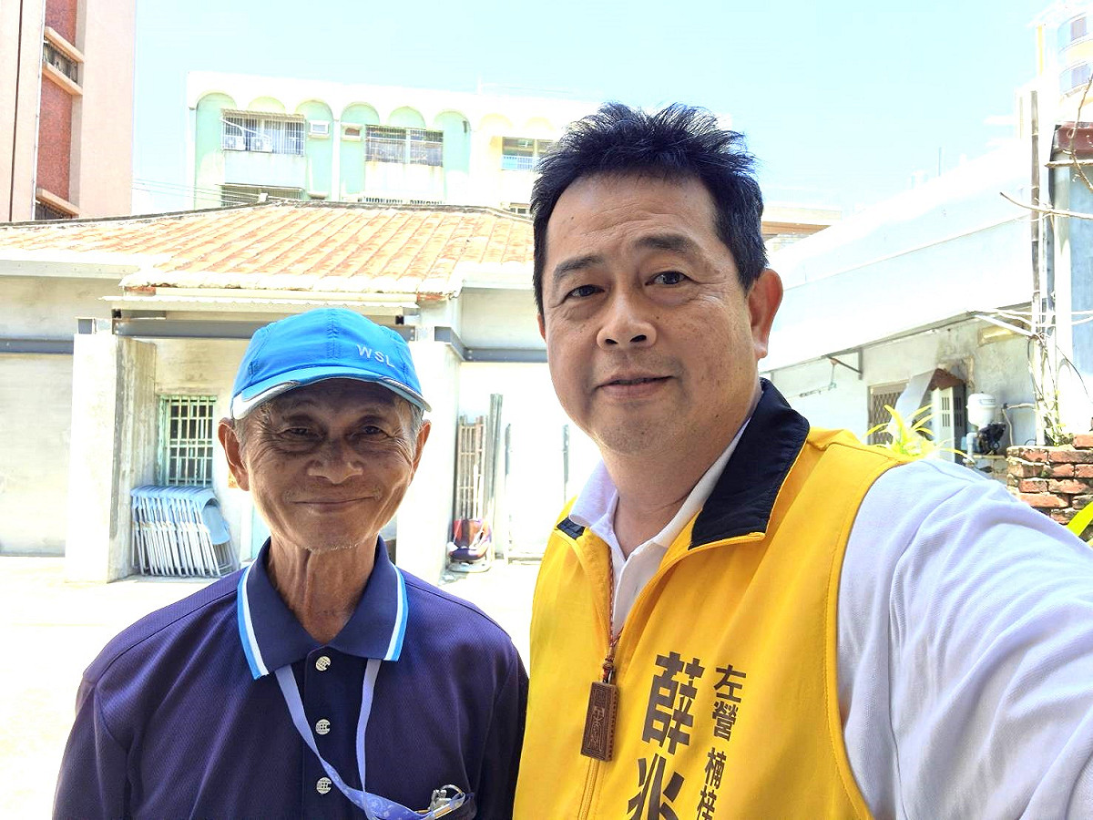 薛兆基(右)拜訪旗津資深文史工作者康翔(左)， 就高雄文化保存議題進行深度對談。 圖：薛兆基競辦/提供
